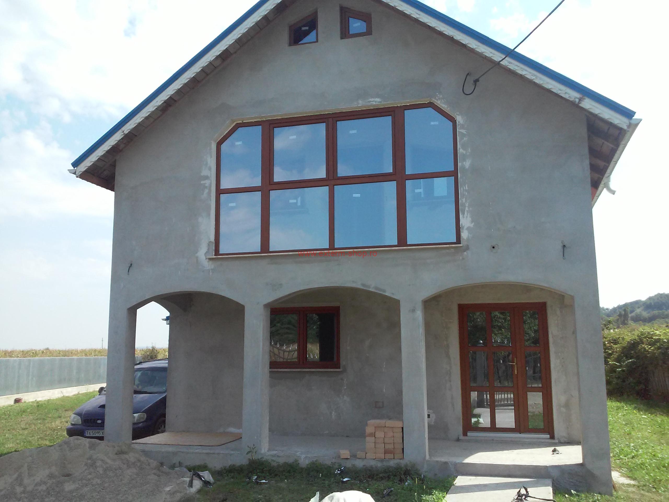 Tâmplărie PVC Barrier 70 mm cu geam termopan 24 mm – finisaj stejar auriu, Cândești, județul Neamț