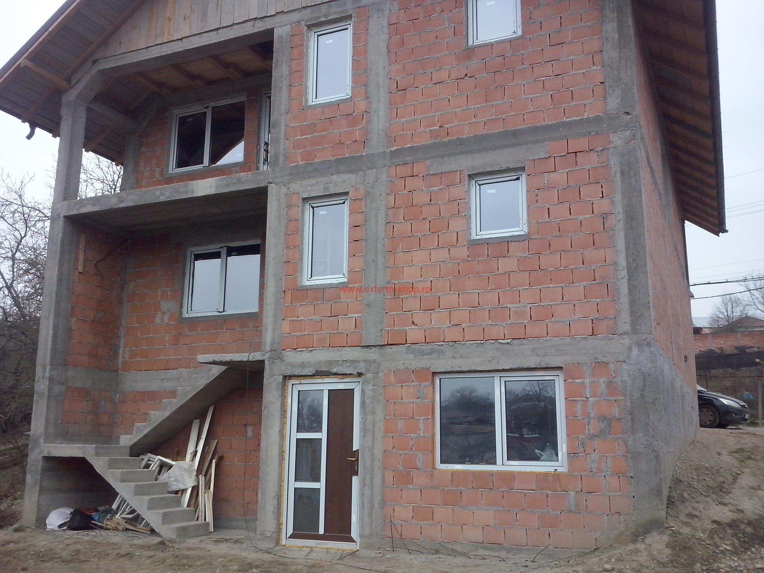 Tâmplărie PVC Barrier 70 mm cu geam termopan 24 mm – finisaj nuc, Huși, județul Vaslui